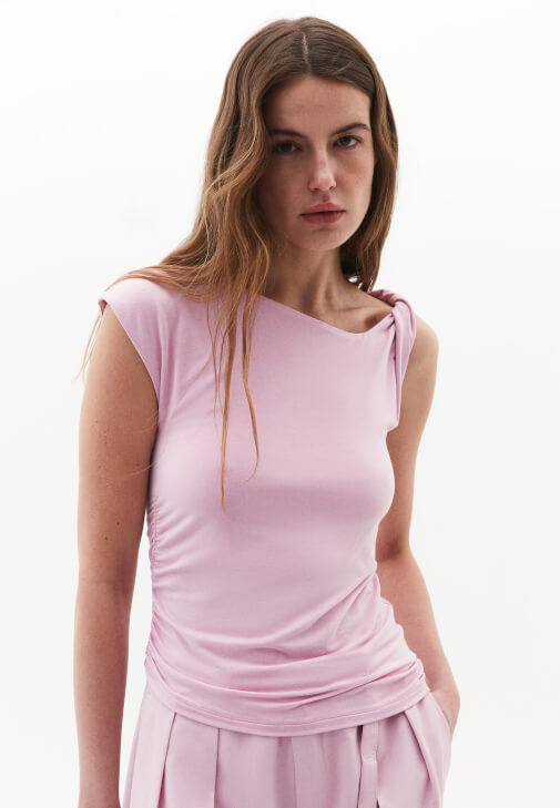 Modal Burgu Detaylı Bluz ve Wide-Leg Pantolon Kombini