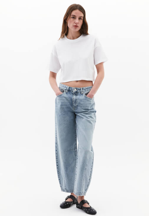 Modal Crop Tişört ve Mom-Fit Pantolon Kombini