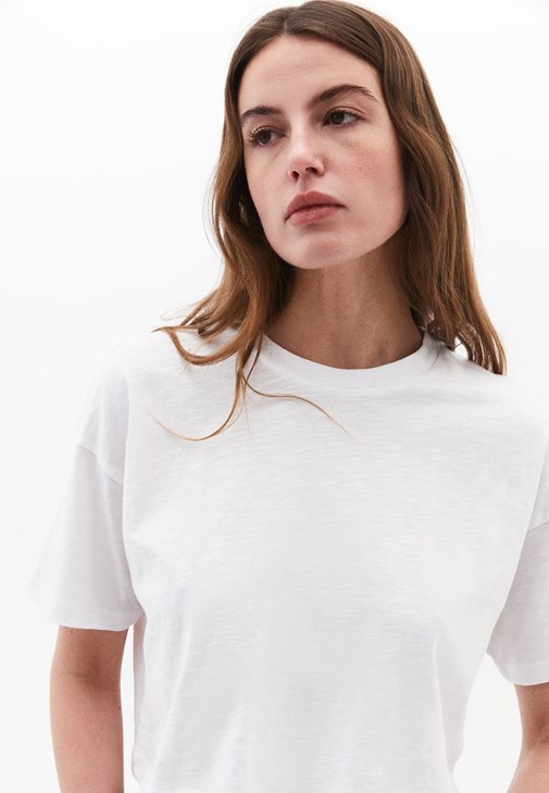 Modal Crop Tişört ve Mom-Fit Pantolon Kombini