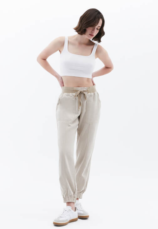 Jogger Pantolon ve Pamuklu Crop Atlet Kombini
