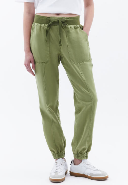 Orta Bel Jogger Pantolon ve Oversize Tişört Kombini