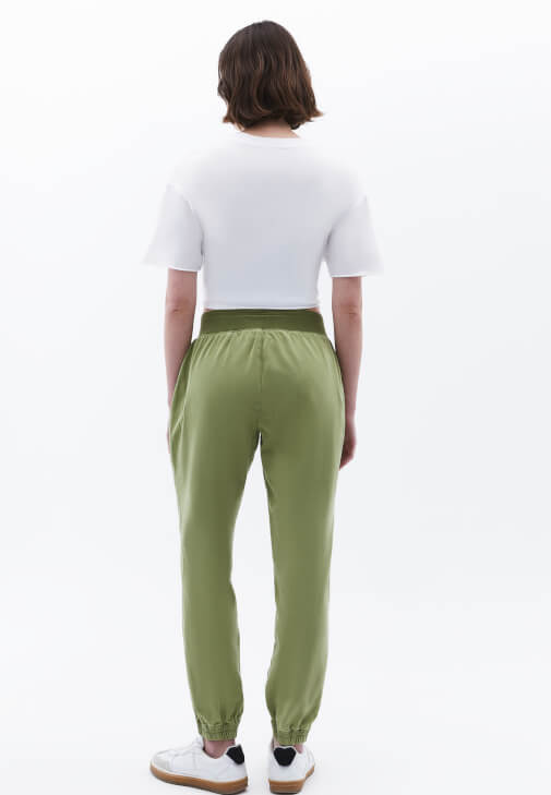 Orta Bel Jogger Pantolon ve Oversize Tişört Kombini