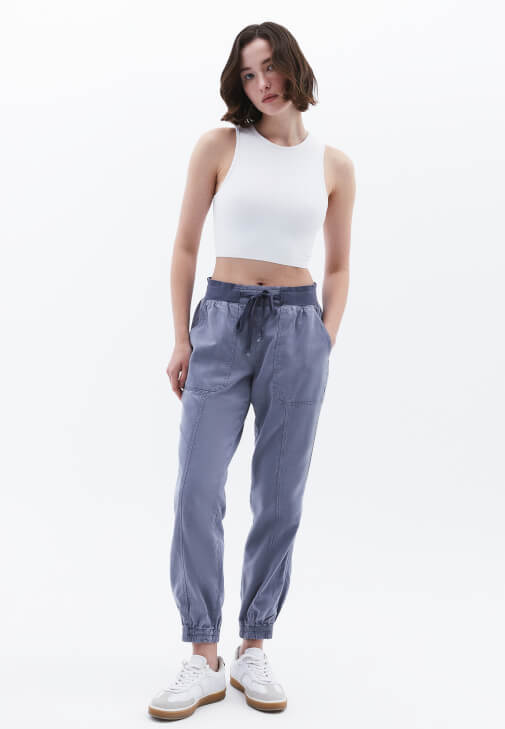 Orta Bel Jogger Pantolon ve Halter Yaka Atlet Kombini