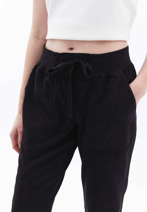 Orta Bel Jogger Pantolon ve Tişört Kombini