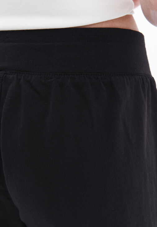 Orta Bel Jogger Pantolon ve Tişört Kombini