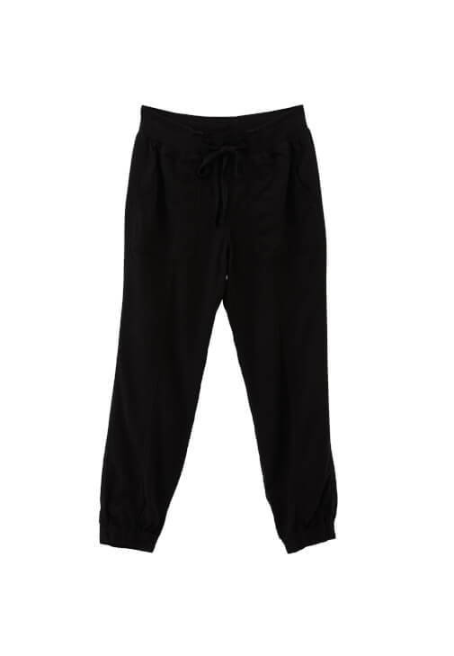 Orta Bel Jogger Pantolon ve Tişört Kombini