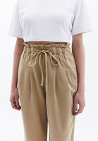Baggy-Fit Pantolon ve V Yaka Tişört Kombini