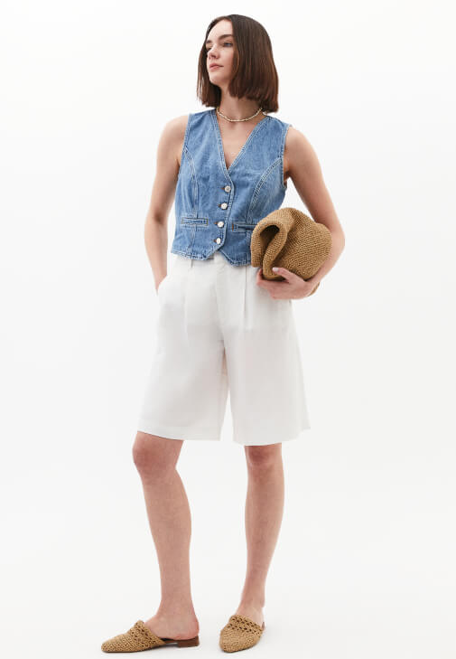 Denim Yelek ve Keten Şort Kombini