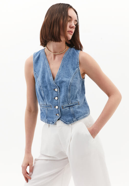 Denim Yelek ve Keten Şort Kombini