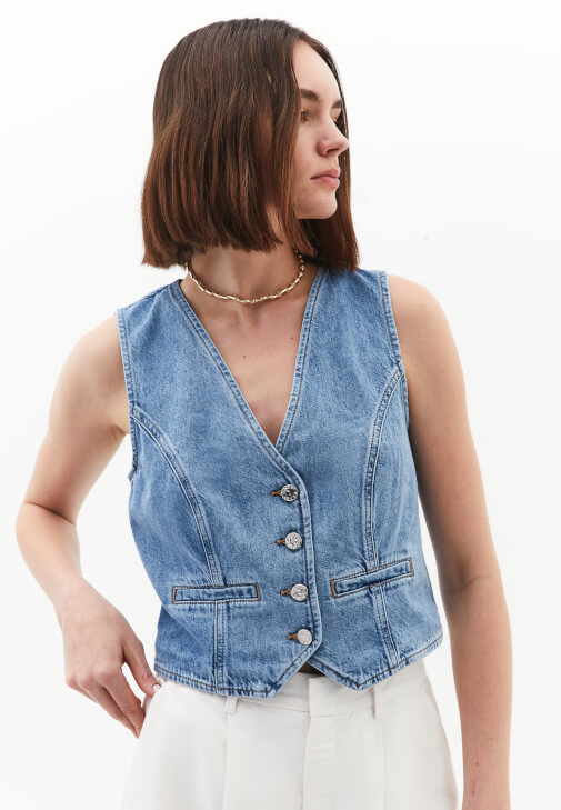 Denim Yelek ve Keten Şort Kombini