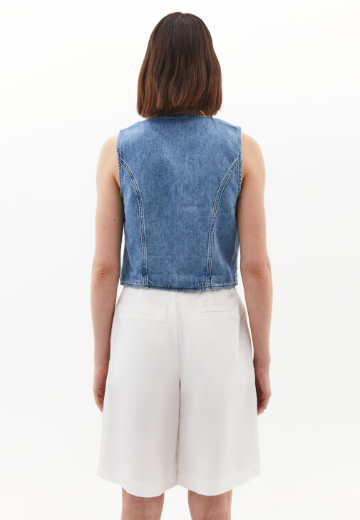 Denim Yelek ve Keten Şort Kombini