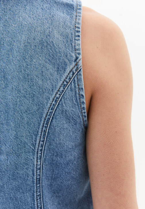 Denim Yelek ve Keten Şort Kombini