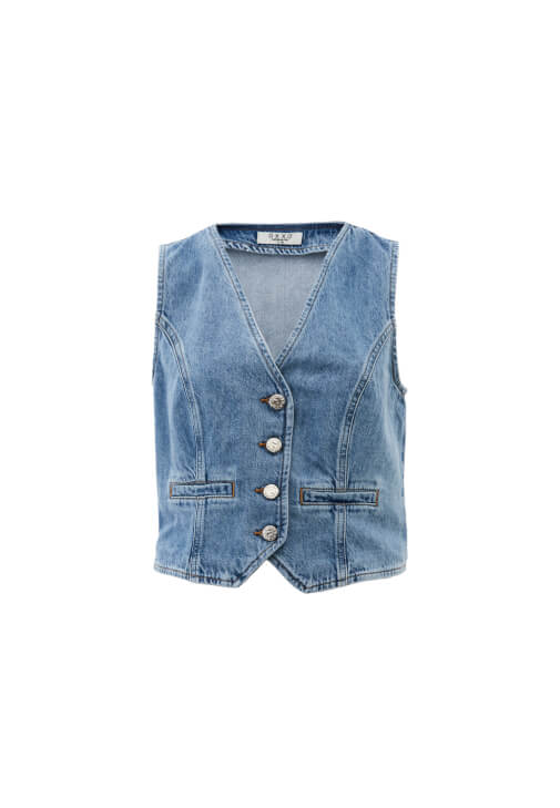 Denim Yelek ve Keten Şort Kombini