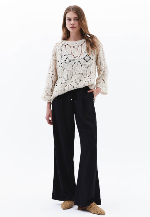 Jakarlı Bluz ve Keten Bol Paça Pantolon Kombini
