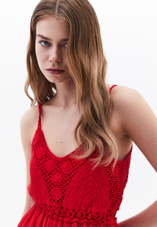 Askılı Midi Elbise ve Düz Terlik Kombini 