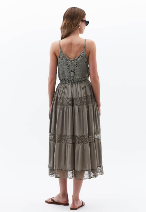 Midi Elbise ve Düz Terlik Kombini