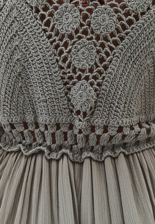 Midi Elbise ve Düz Terlik Kombini