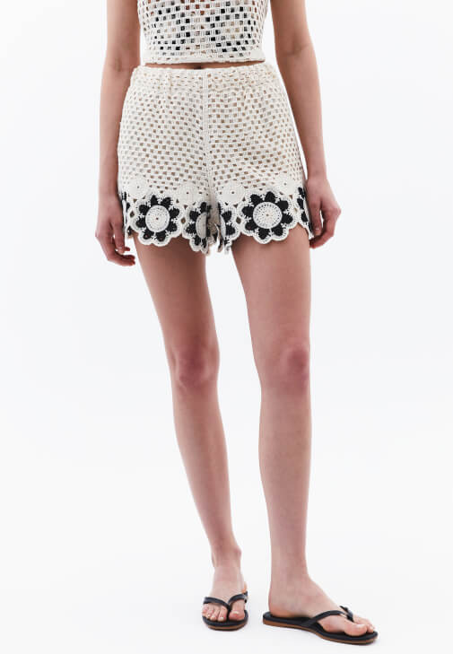 Jakarlı Şort ve Crop Atlet Kombini