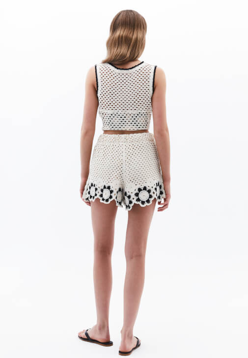 Jakarlı Şort ve Crop Atlet Kombini