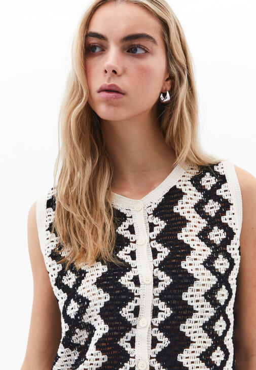 Jakarlı Crop Yelek ve Bootcut Pantolon Kombini