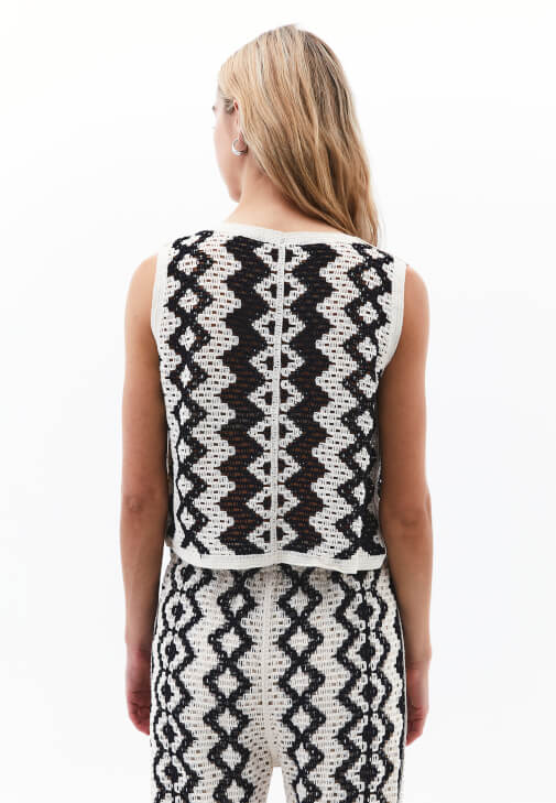 Jakarlı Crop Yelek ve Bootcut Pantolon Kombini