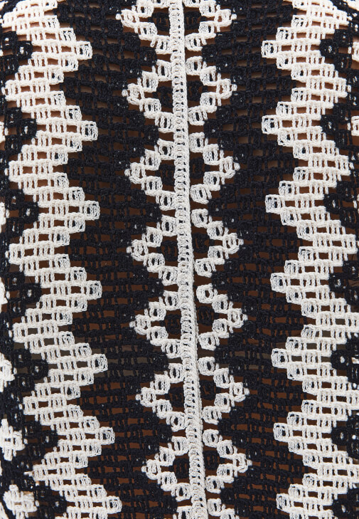 Jakarlı Crop Yelek ve Bootcut Pantolon Kombini