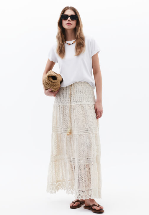 Ajurlu Etek ve Bot Yaka Tişört Kombini