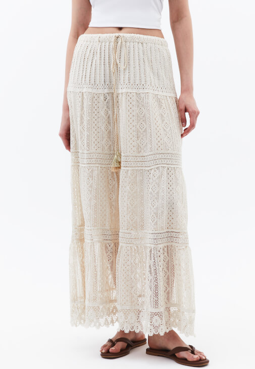 Ajurlu Etek ve Bot Yaka Tişört Kombini