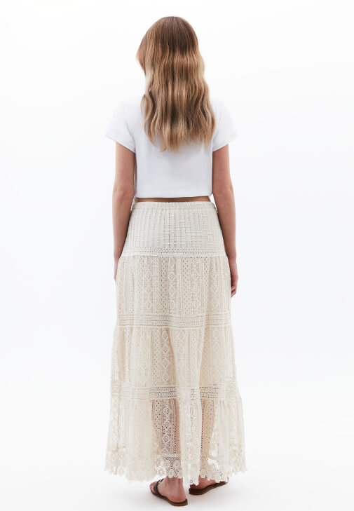 Ajurlu Etek ve Bot Yaka Tişört Kombini