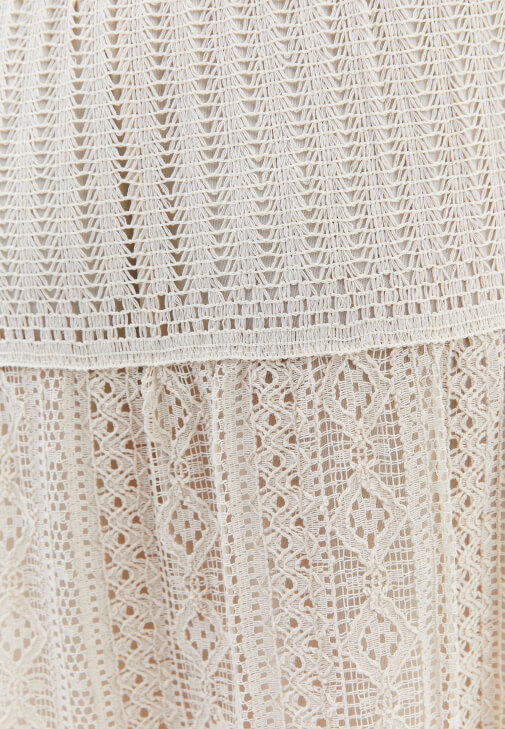 Ajurlu Etek ve Bot Yaka Tişört Kombini