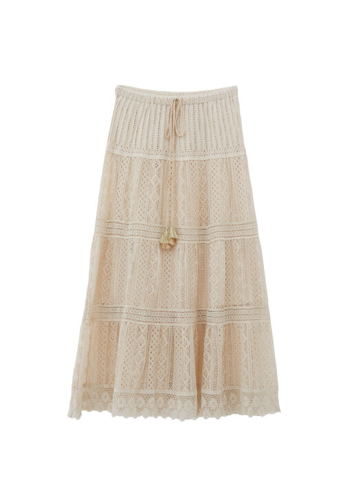 Ajurlu Etek ve Bot Yaka Tişört Kombini