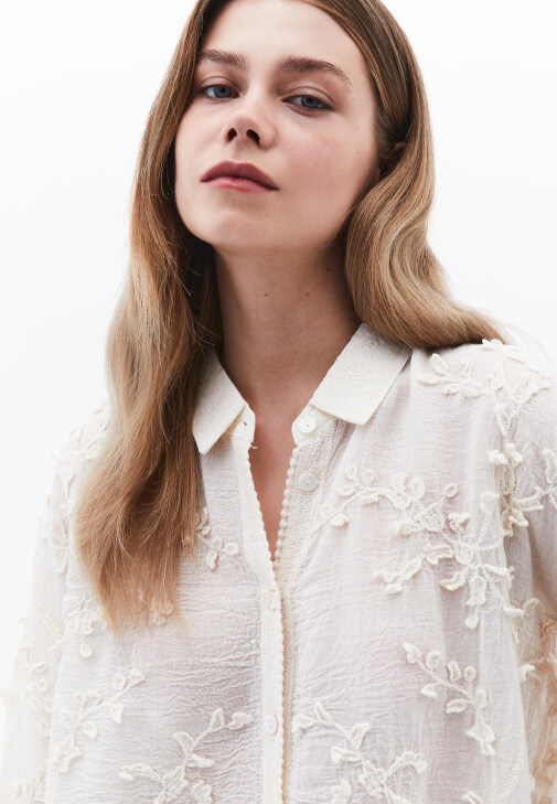 Nakışlı Gömlek ve Mini Etek Kombini