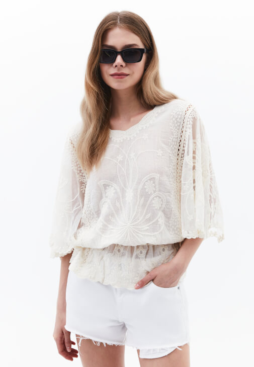 Nakışlı Bluz ve Şort Etek Kombini