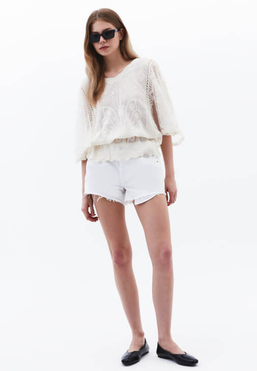 Nakışlı Bluz ve Şort Etek Kombini