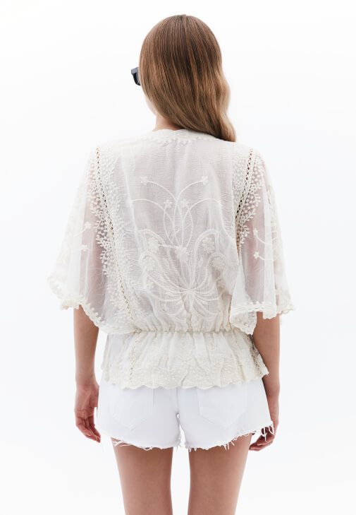 Nakışlı Bluz ve Şort Etek Kombini