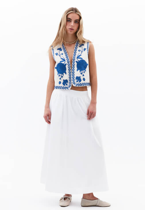 Nakışlı Yelek ve Uzun Etek Kombini