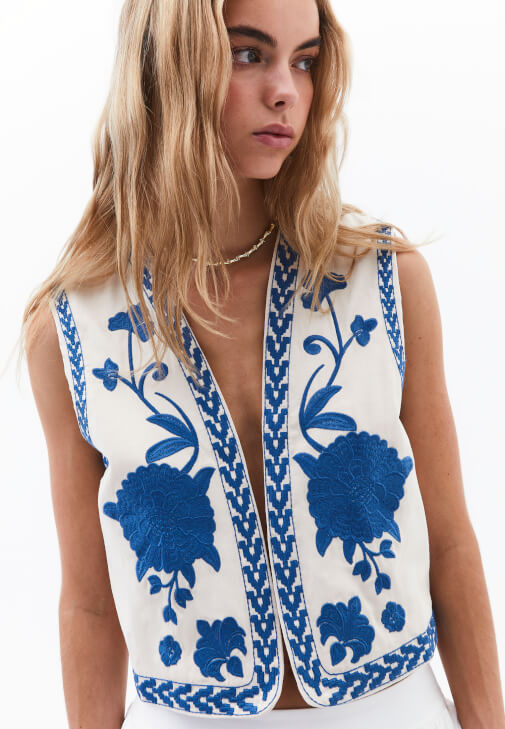 Nakışlı Yelek ve Uzun Etek Kombini