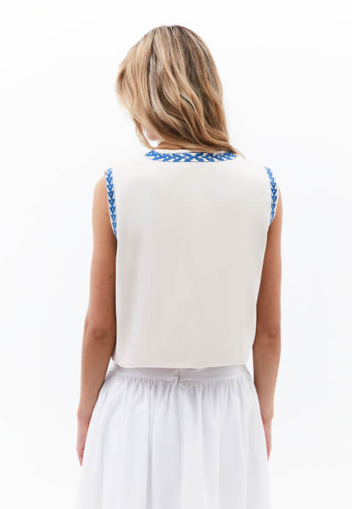 Nakışlı Yelek ve Uzun Etek Kombini