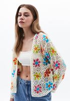 Bayan Çok Renkli Çiçek Desenli Ajurlu Hırka