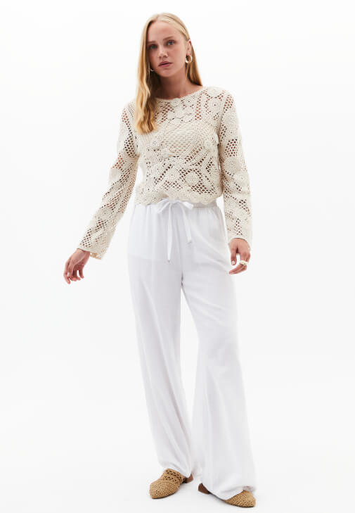 Jakarlı Bluz ve Wide-Leg Pantolon Kombini