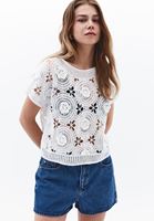 Jakarlı Crop Bluz ve Denim Şort Kombini