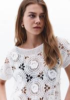 Jakarlı Crop Bluz ve Denim Şort Kombini