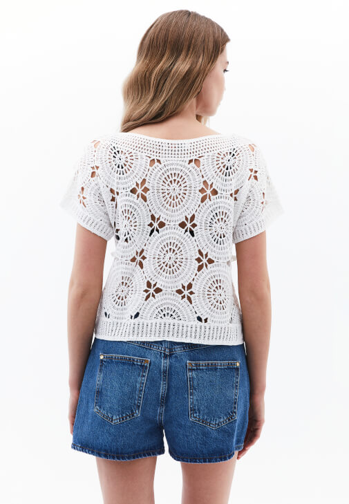 Jakarlı Crop Bluz ve Denim Şort Kombini