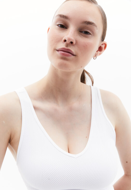 V Yaka Crop Top ve Kargo Pantolon Kombini