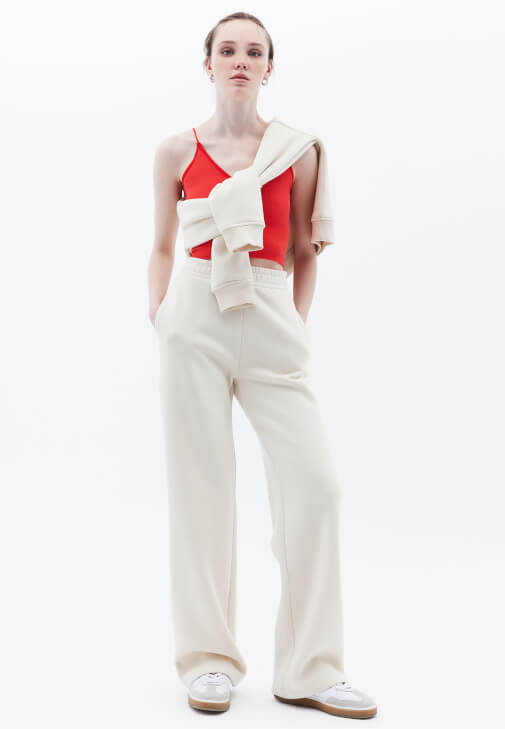 İnce Askılı Crop Atlet ve Straight-Fit Pantolon Kombini