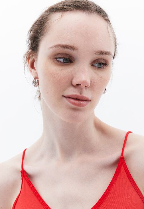 İnce Askılı Crop Atlet ve Straight-Fit Pantolon Kombini