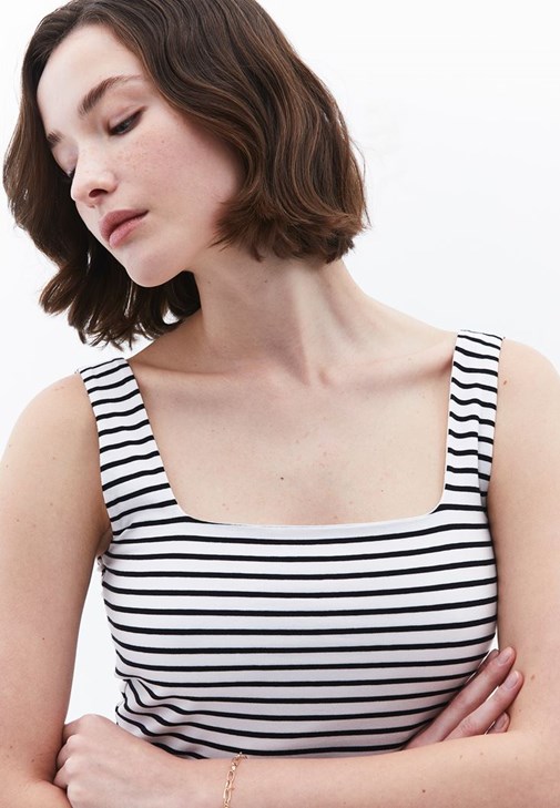 Kare Yaka Çizgili Atlet ve Wide-Leg Pantolon Kombini