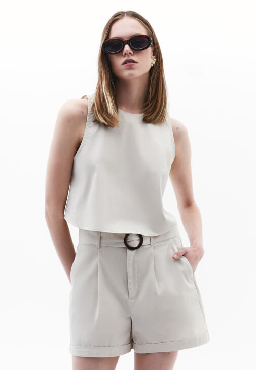 Sıfır Yaka Crop Atlet ve Kemerli Şort Kombini	