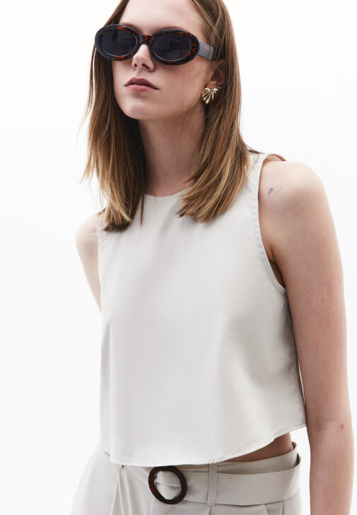 Sıfır Yaka Crop Atlet ve Kemerli Şort Kombini	