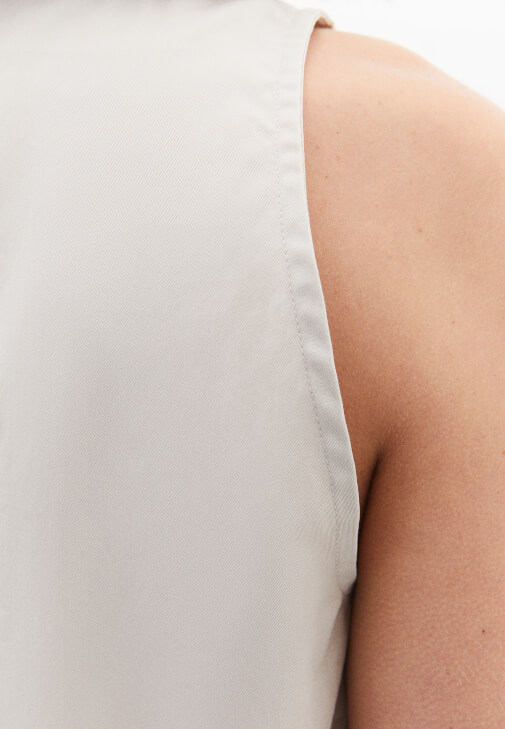 Sıfır Yaka Crop Atlet ve Kemerli Şort Kombini	